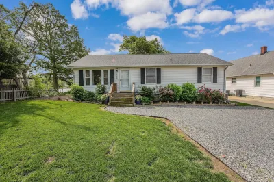 Picture Perfect  Waterfront in town  Sleeps 6  Expansive Outdoor dining area Colonial Beach 주변 호텔