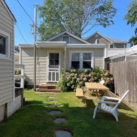 Cottage in the heart of Beach haven!