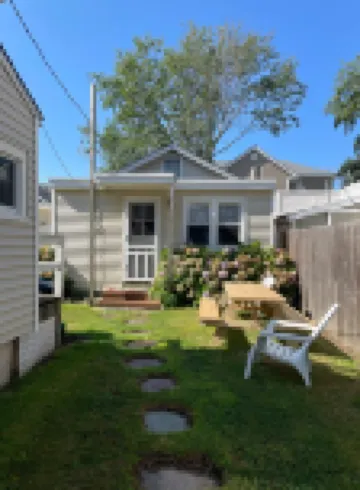 Cottage in the heart of Beach haven!