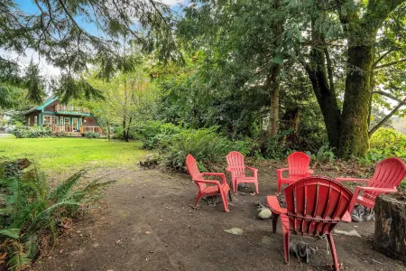 Idlyllic riverfront 2-bed cabin with hot-tub close to Stevens Pass and hiking