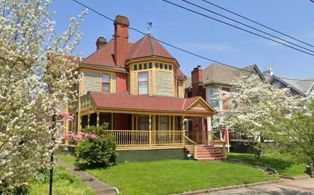 Beautiful historic home close to Louisville - Sleeps 12!