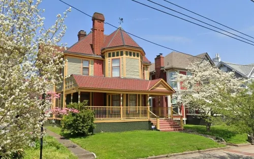 Beautiful historic home close to Louisville - Sleeps 12!