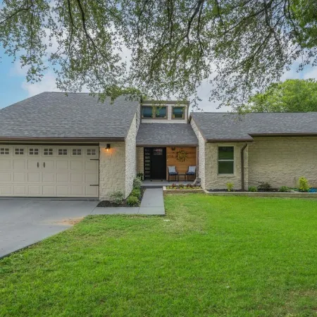 Charming 5 Bedroom w/ Self Check-In, Garage Parking & Pet Friendly