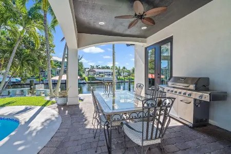 Boat+Pool Bliss: Aqua Escape Отели рядом с достопримечательностью «John D. MacArthur Beach State Park»