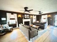 Stylish 2BR Charmer Close to Everything โรงแรมในนอร์มอล
