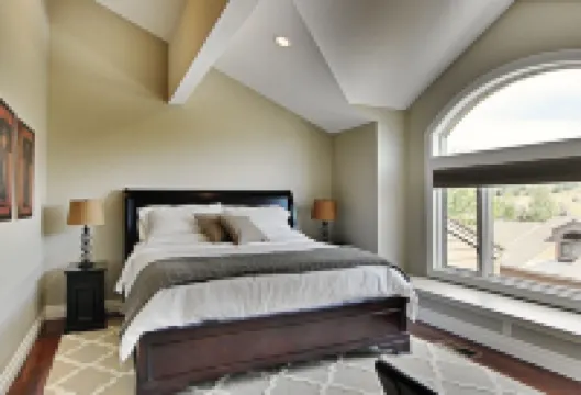 3 King Bedrooms! Hot Tub, Massage Chair, Free Bus Route, Walk to Slopes/Main St.