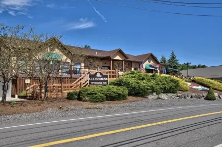 Beautiful chalet with seasonal lake views in The Hideout