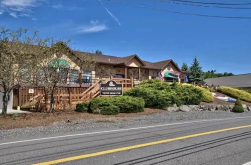 Beautiful chalet with seasonal lake views in The Hideout