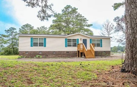 Charming 3-bedroom house on the water with a dock, close to Belhaven & Bath NC.