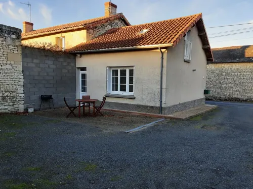 La Petite Maison de Niré Maison Indépendante Avec Terrasse et Cour Privée Hôtels à : Loudun