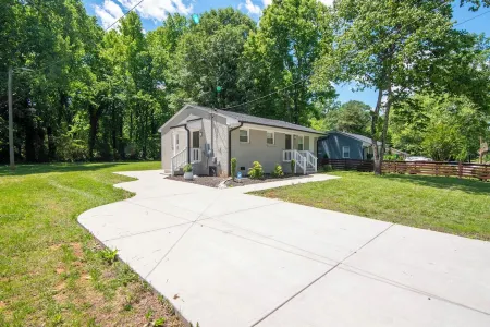 Cozy house just 10 minutes from downtown charlotte Отели рядом с достопримечательностью «Hot trends»