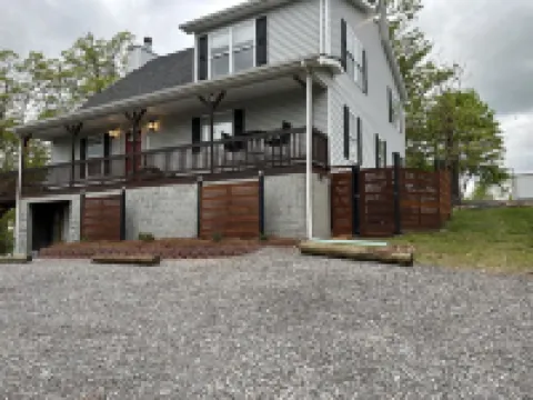 Secluded Mountain House on 12 acres w/ Pond! 20 min to downtown Chattanooga!