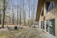 Rustic Chalet Retreat w/ Hot Tub Hotels in Mecosta County