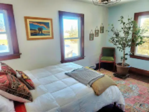 The Odd Dog Retreat w/HotTub, Kayaks, Bikes, Games