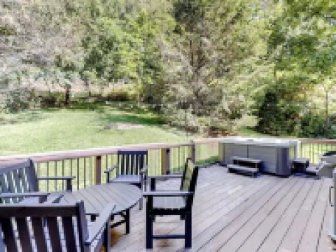 Cozy Cabin-WiFi, Game Room, Mountain Views, Hot Tub Fully Stocked, Pet Friendly! Hotels in Watauga