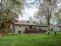 Chic~AquaCottage/Walk2Beach/FencedYard/GameRM Hotels in Park Township
