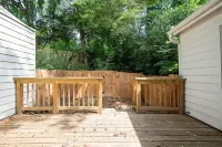 The Nest - Just 5 Miles from Braves & so close to ATL! Các khách sạn gần Hornet Village Suites