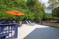 Charming Mtn Lodge, Fire Pit, Mtn View, WiFi, Grill, Treehouse, Close to Town!