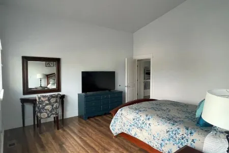 Lakeside three bedroom boathouse.