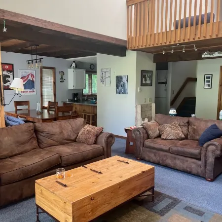 Roomy ski condo next to Mt. Snow, on the mover bus, with hot tub and sauna!