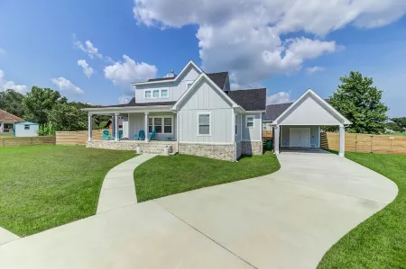 Bright beach house steps from the sand & memories Отели рядом с достопримечательностью «Long Beach Yacht Club»