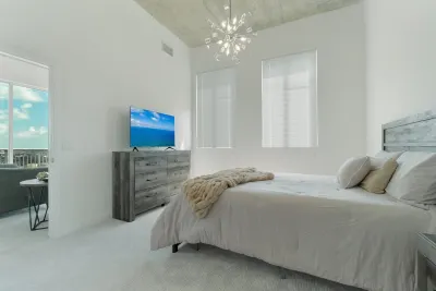 Penthouse Condo, minutes from Downtown & from the Beach