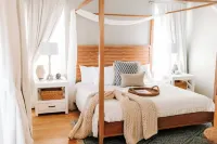 Designer Home for 8 Walk to Downtown Dunedin and Waterfront Отели рядом с достопримечательностью «Парк Хаммок»