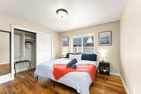 3 memory foam King beds/65" TV/300mbps/Culd de sac/Full Kitchen/BBQ/Jetted Tub/