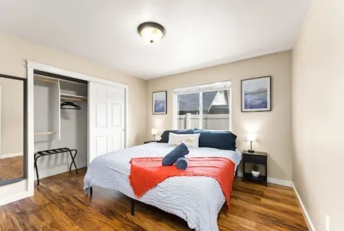 3 memory foam King beds/65" TV/300mbps/Culd de sac/Full Kitchen/BBQ/Jetted Tub/