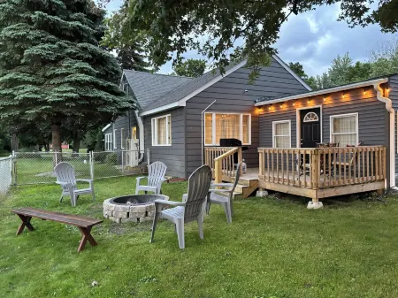 Stay Now on the GOTL Strip! Across from Eddie's Grill, Steps from Multiple Bars