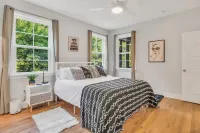 COZY SUN FILLED HOME / MODERN VILLA NEAR DOWNTOWN