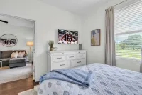 Completely Updated Condo, 15 Minute Walk to Davis Wade Stadium!!