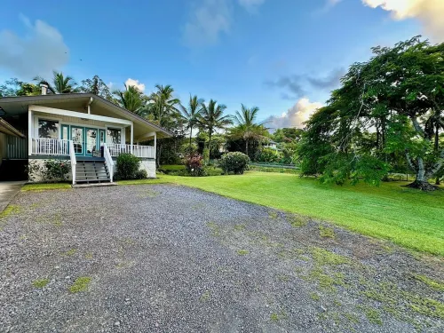 Charming Beach House @ Richardson Beach Park, Hilo’s Premier Beach