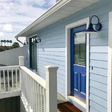 Spacious king size bed beach side and sunny