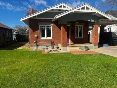 Spacious & Inviting Bungalow near Downtown 엔칸토 호텔