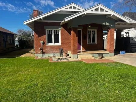 Spacious & Inviting Bungalow near Downtown Отели рядом с достопримечательностью «Аризона Стейт Юниверсити Даунтаун Финикс Кампус»