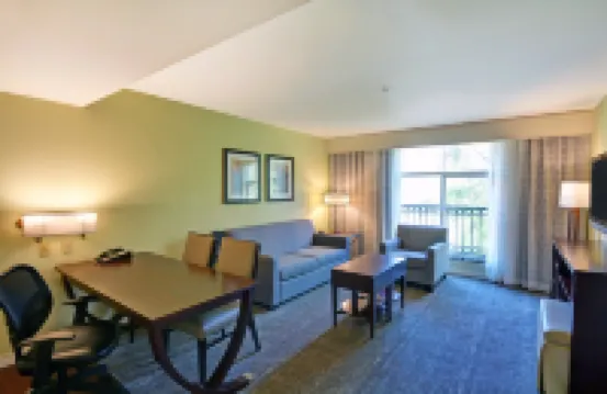 เอ็มบาสซีสวีทส์ บายฮิลตัน วาเลนเซีย โรงแรมในลอสแอนเจลิส