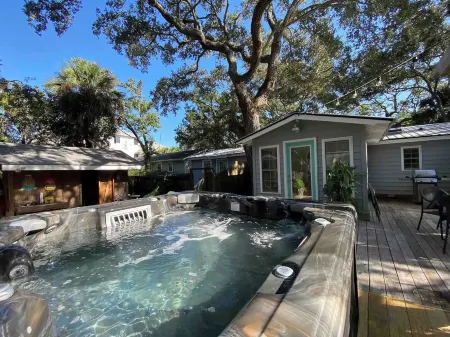 Folly Jungle Hideaway w/ Hot Tub! Отели рядом с достопримечательностью «Фоли Бич»