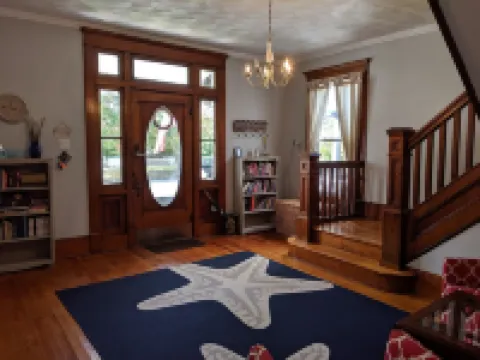 HGTV House! 2 Blocks to Beach- 2024 New Bathroom!