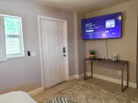 Queen. Minutes to Wilton drive. Private entrance and bathroom