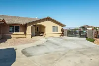Lake Havasu Hilltop Retreat w/ Panoramic Views, Pool/Hot Tub, BBQ's & Fire Pit Hotel in zona Star Nursery Garden Center