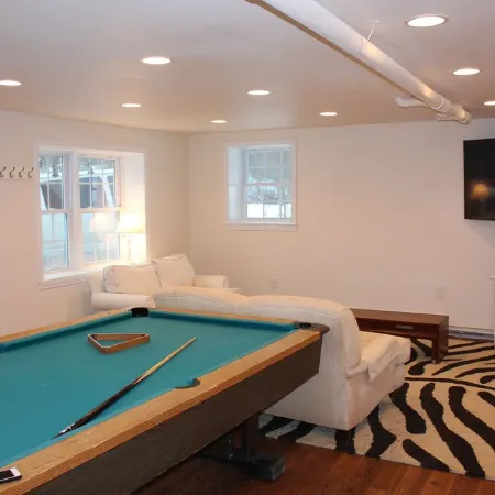 Located in the heart of Stowe Hollow!!! Close to town!!! Close to skiing!!!
