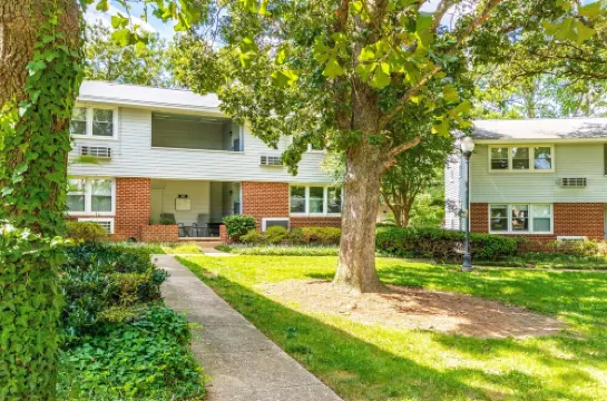 Comfortable and Quiet Condo near the Village and NC State
