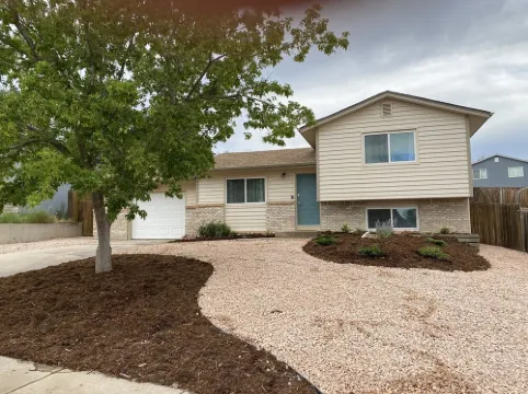 "Central Springs" Super Cozy 4Bed / 2Bath Home GREAT Location! Click to see more