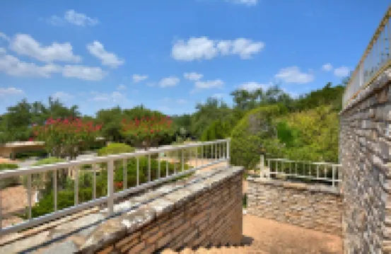 Beautiful remodeled lake view home, Modified new rates for fall.