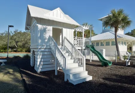 Private pool, FREE BIKES, Across the street from the BEACH! Free Pool Heater!