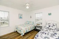 The Seascape - Ocean Views!! Ultra Clean 2nd Row Beach House—-1Q-1D,1T,1SS