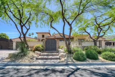 Wonderful Palm Desert Location next to El Paseo Shopping and Dining District Hotels near The Living Desert Zoo and Gardens