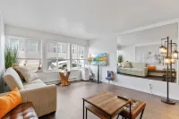 Stylish 1-bedroom apartment in U-District two blocks to Light Rail! Hotell i University District