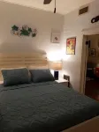 Casa Tranquila, Walk Everywhere Sleeps 2, Comfy, Stylish, Parking, Uptown Area